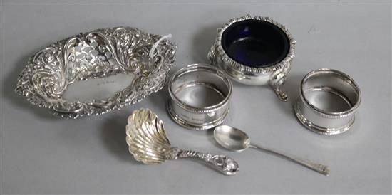 An Edwardian silver bon bon dish, a caddy spoon, two napkin rings and an Edwardian silver salt and spoon